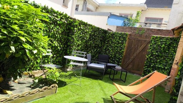 A patio with a table, chairs, and a lounge chair. - 200 m plage - Rue piétonne à 300 m - jardin (Berck)