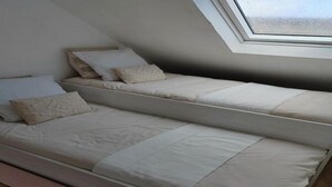 A room with two beds, a skylight, and a view of the sky. - 200 m plage - Rue piétonne à 300 m - jardin (Berck)