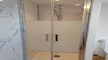 Serviettes fournies, papier toilette