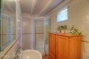 Bathroom - Vrbo Property (VALLE DI MEZZANA)