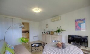 TV - A superb view over the Ostriconi valley from this gîte in a typical Balagne village, (LAMA)