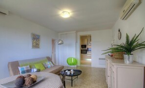 TV - A superb view over the Ostriconi valley from this gîte in a typical Balagne village, (LAMA)