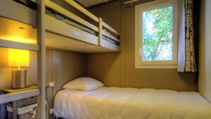 A bunk bed room with a window, a bedside lamp, and a small table. - Zonza, N°32 - GHISONACCIA (GHISONACCIA)