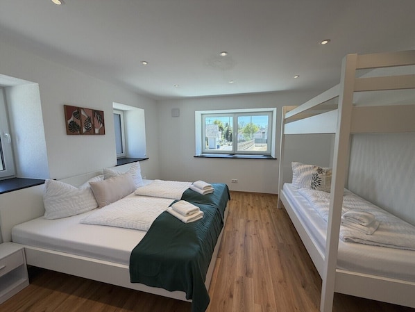 Desk, iron/ironing board, WiFi, bed sheets