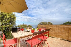 Outdoor dining - Vrbo Property (CORBARA)