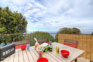Outdoor dining - Vrbo Property (CORBARA)