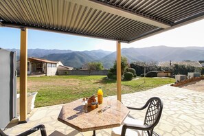 Outdoor dining - Vrbo Property (PERI)