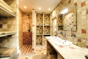 Bathroom - Vrbo Property (PERI)