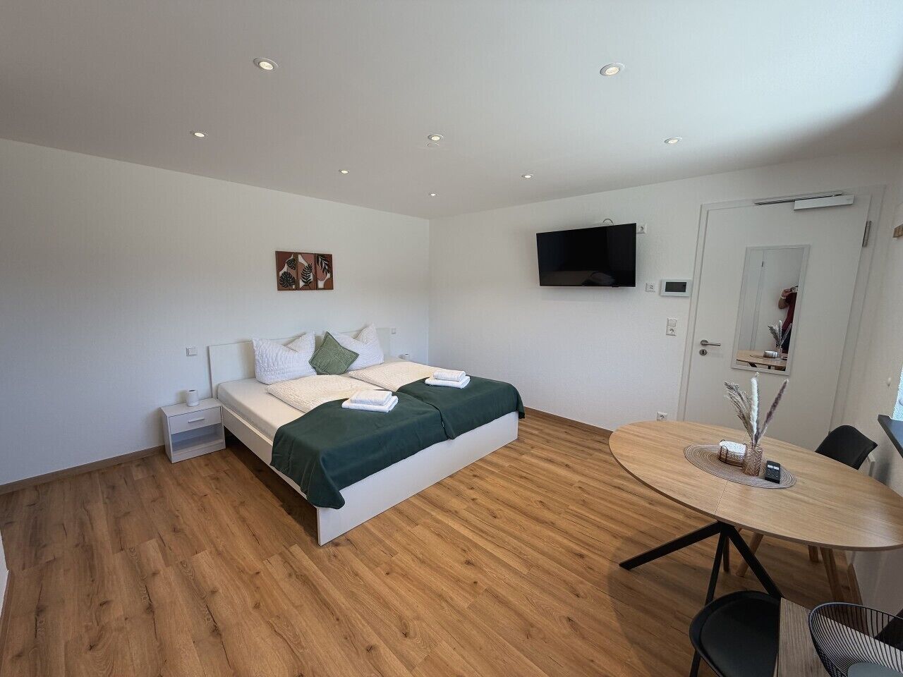 1 slaapkamer, een bureau, een strijkplank/strijkijzer, wifi