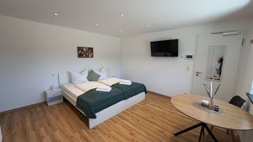 1 slaapkamer, een bureau, een strijkplank/strijkijzer, wifi