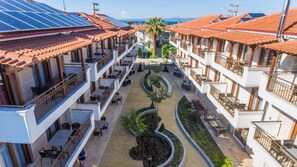 Outdoor dining - Apanemia Apartments by Flegra (Pefkochori)