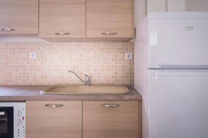 Private kitchen - Apanemia Apartments by Flegra (Pefkochori)