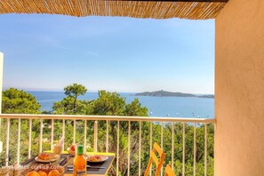 Outdoor dining - Vrbo Property (SAINTE LUCIE DE PORTO VECCHIO)