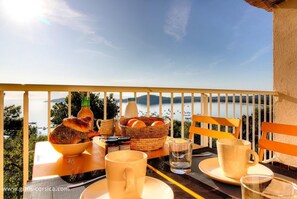 Outdoor dining - Vrbo Property (SAINTE LUCIE DE PORTO VECCHIO)