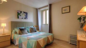 2 Schlafzimmer, Reisekinderbett, kostenloses WLAN