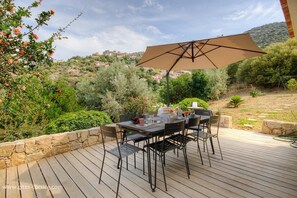 Outdoor dining - Vrbo Property (MONTICELLO)