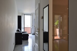Interior - Spacious apartment perfect for 5 people, located in a quiet residential area near Quinto al Mare. The beaches and the seafront are about 2 km away and are easily reachable by car or public transport. In a few time, it is also possible to reach the histor (Genova)