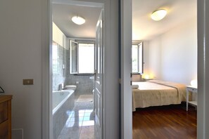Bidet, towels - Spacious apartment perfect for 5 people, located in a quiet residential area near Quinto al Mare. The beaches and the seafront are about 2 km away and are easily reachable by car or public transport. In a few time, it is also possible to reach the histor (Genova)