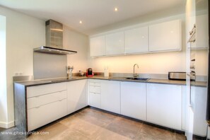 Private kitchen - Vrbo Property (Figari)