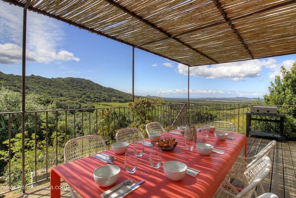 Outdoor dining - Vrbo Property (Figari)