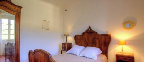 3 bedrooms, travel crib, WiFi (free)
