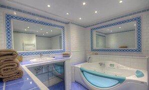 A bathroom with a bathtub, a sink, and a mirror. - Casa Pianosa - LUCCIANA (LUCCIANA)