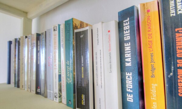 Ein Bücherregal mit verschiedenen Büchern.