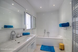 Bathroom - Vrbo Property (LUCCIANA)