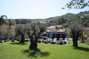 A villa with a swimming pool, surrounded by trees and a hilly landscape. - House Roccapina - TIZZANO (TIZZANO)