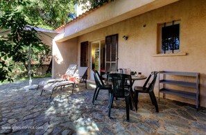 Outdoor dining - Vrbo Property (LUMIO)