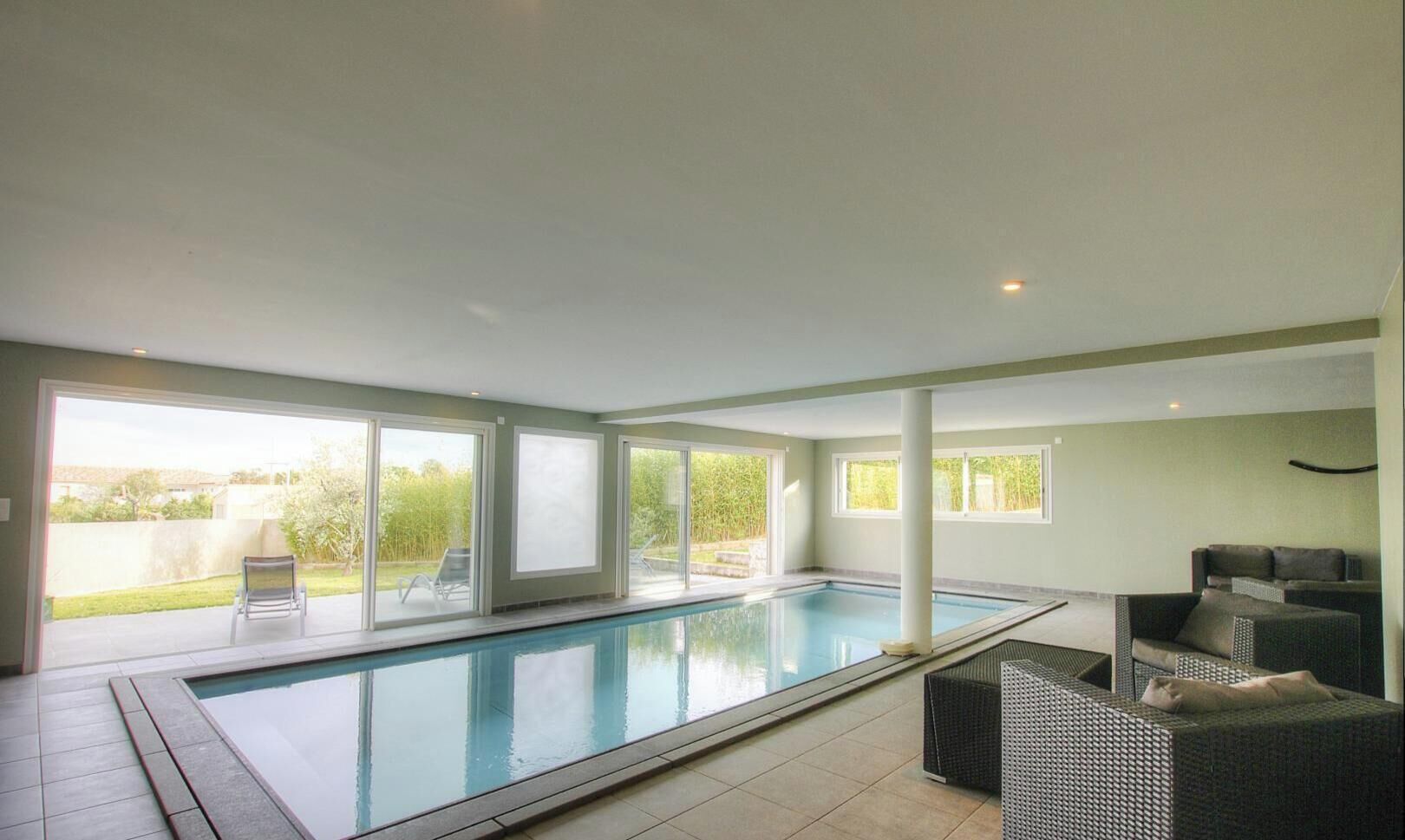 Una piscina cubierta, una piscina climatizada