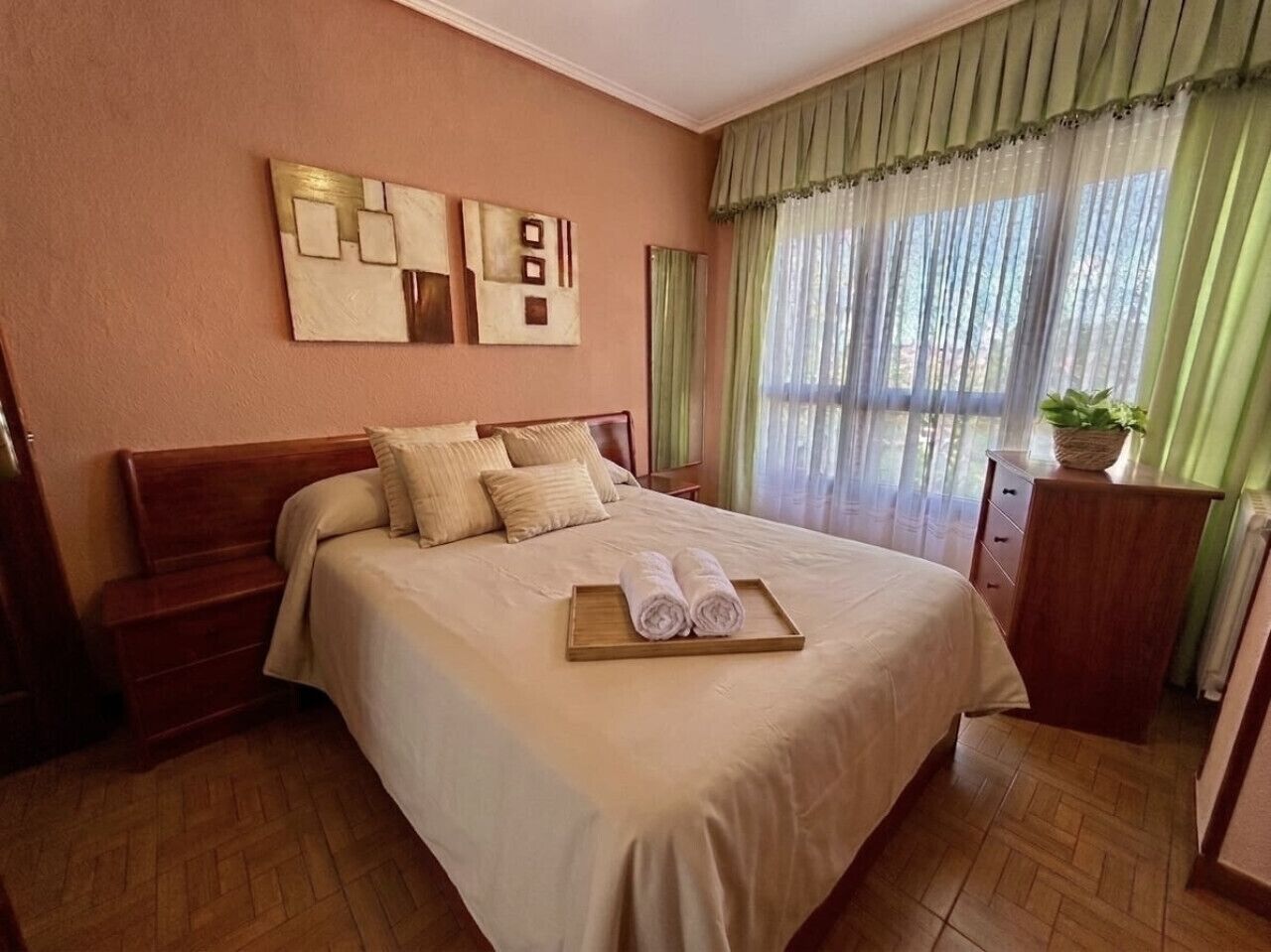 Iron/ironing board, bed sheets