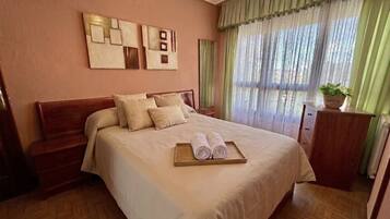 Iron/ironing board, bed sheets