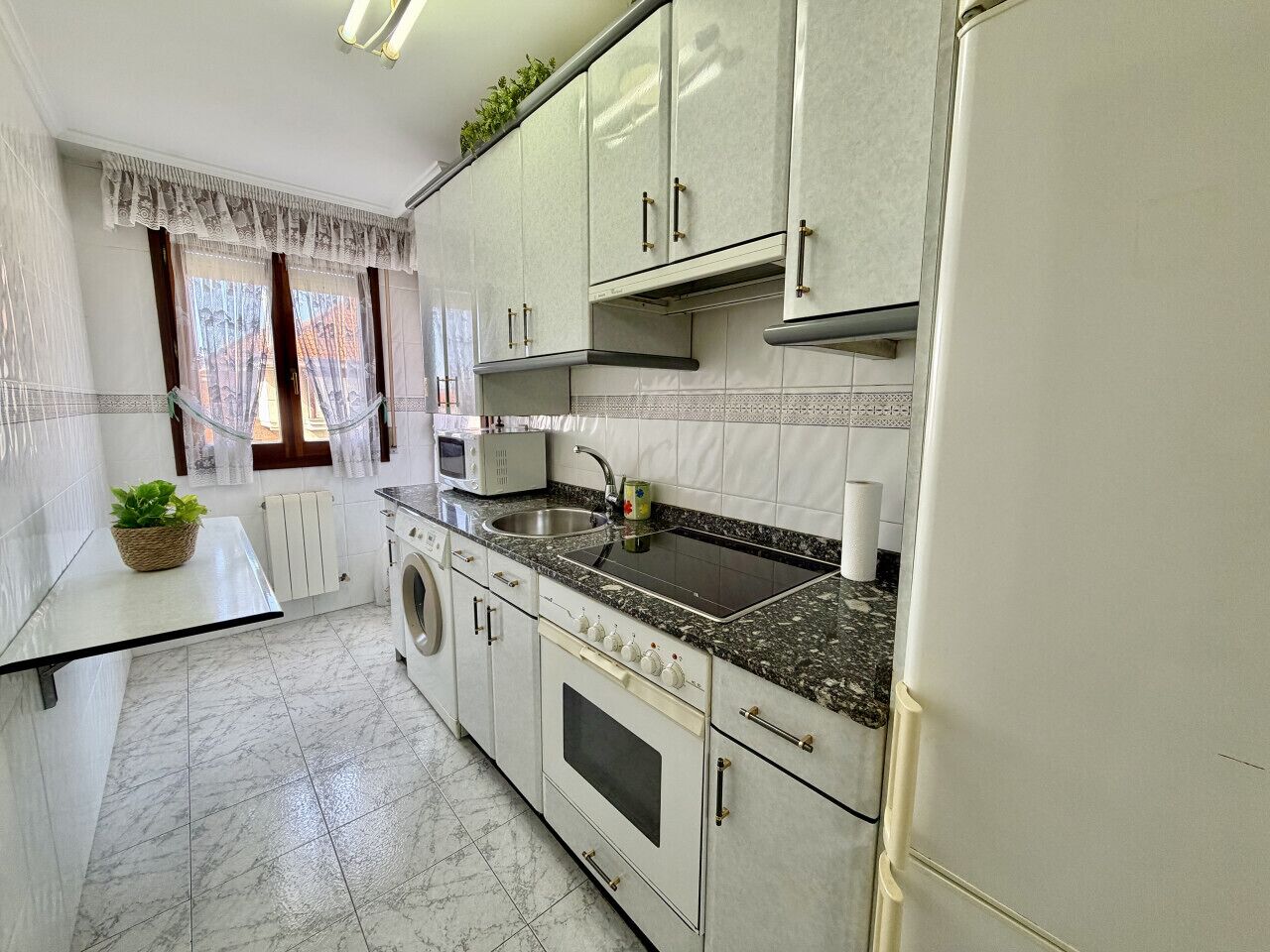 Fridge, microwave, oven, coffee/tea maker