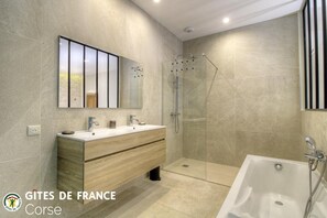 Bathroom - Vrbo Property (BONIFACIO)