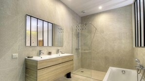 A modern bathroom with a large mirror, two sinks, a shower, and a bathtub. - Casa Citadella - BONIFACIO (BONIFACIO)