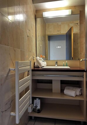 Cottage | Bathroom - Elegant Catalan Coast Duplex for 6 (Saint-Cyprien)