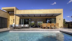 A modern house with a swimming pool, outdoor furniture, and a patio area. - Valere 2 - SAINTE LUCIE DE PORTO VECCHIO (SAINTE LUCIE DE PORTO VECCHIO)