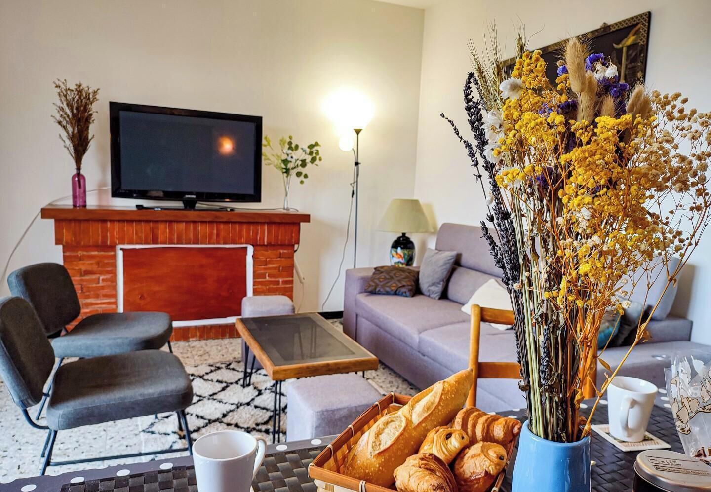 TV, fireplace