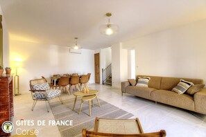 Living area - Vrbo Property (VICO)