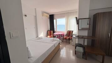 Deniz Manzarali Oda | Premium bedding, desk, blackout drapes, free WiFi