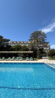 Una piscina al aire libre de temporada