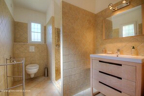 Bathroom - Vrbo Property (MURO)