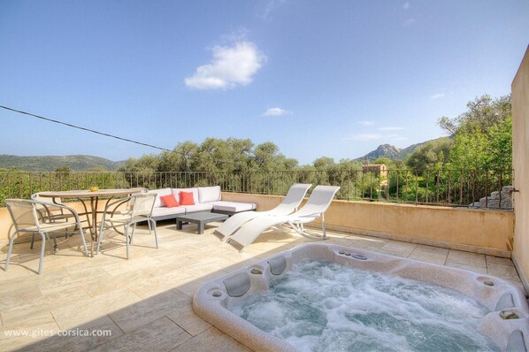 Outdoor dining - Vrbo Property (MURO)