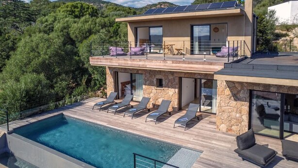 A modern two-story house with a swimming pool, outdoor seating, and a view of the surrounding forest. - Villa Rocher - SAINTE LUCIE DE PORTO VECCHIO (SAINTE LUCIE DE PORTO VECCHIO)