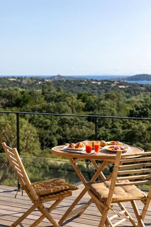 Outdoor dining - Villa Rocher - SAINTE LUCIE DE PORTO VECCHIO (SAINTE LUCIE DE PORTO VECCHIO)