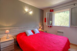 Room - Vrbo Property (SAN GAVINO DI CARBINI)