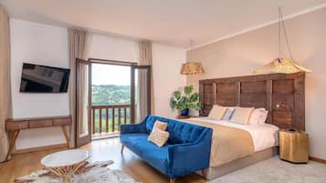 Deluxe-Studiosuite, Flussblick | Minibar, individuell dekoriert, individuell eingerichtet, Schreibtisch