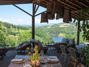 Outdoor dining - TAMACA nature (Marco de Canaveses)