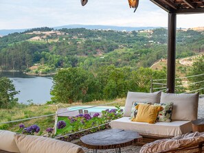 A terrace with a view of a lake and hills, a pool, and outdoor seating. - TAMACA nature (Marco de Canaveses)